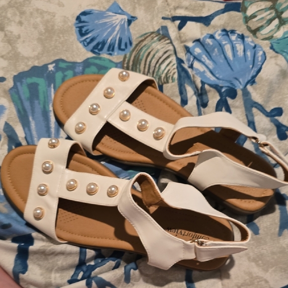 comfortview Shoes - Comfortview White Sandals with Gladiator Straps - NWOT